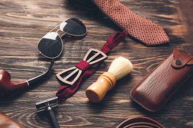 Ahşap masada farklı erkek aksesuarları.