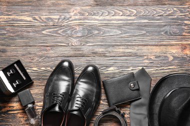 Ahşap masada farklı erkek aksesuarları.