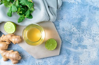 Renkli limonlu ve zencefilli bir bardak lezzetli meyve suyu.