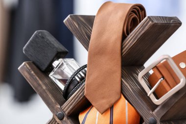 Farklı stil erkek aksesuarlarıyla durun, yakın plan.