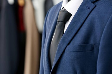 Butikte erkek elbiseli manken, yakın plan.