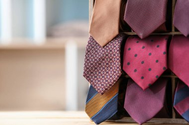 Masada şık kravatlı bir kutu.