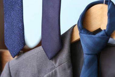 Şık takım elbiseli bir askı, yakın plan.