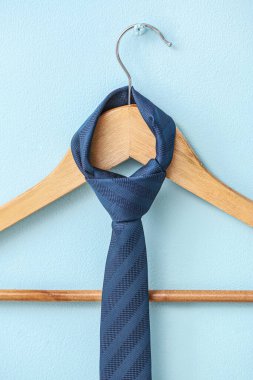 Renkli duvarda asılı şık kravatlı askı