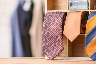 Masada şık kravatlı bir kutu, yakın plan.