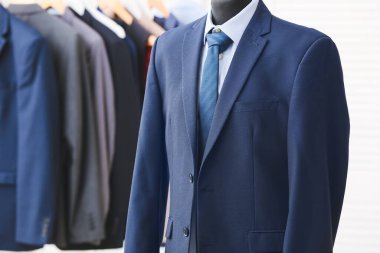 Butikte erkek elbiseli bir manken.