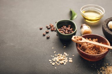 Koyu arka planda ev yapımı kozmetik ürünleri için farklı doğal malzemeler.