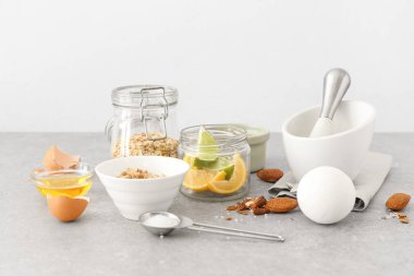 Hafif arka planda ev yapımı kozmetik ürünleri için doğal malzemeler