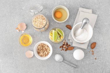 Hafif arka planda ev yapımı kozmetik ürünleri için doğal malzemeler