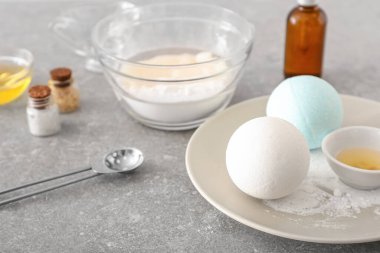 Hafif arka planda ev yapımı kozmetik ürünleri için doğal malzemeler