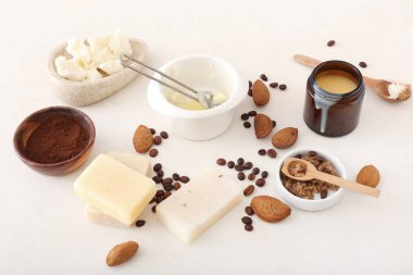 Beyaz arka planda ev yapımı kozmetik ürünleri için farklı doğal malzemeler