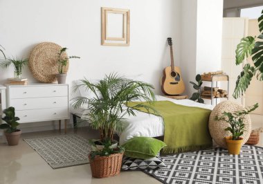 Gitarlı şık bir yatak odası.