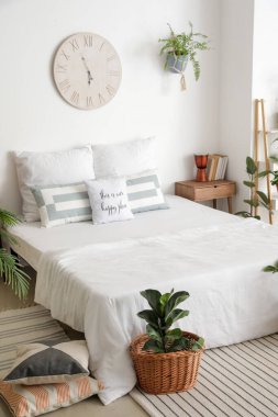 Modern yatak odasının içerisi eko tarzı.