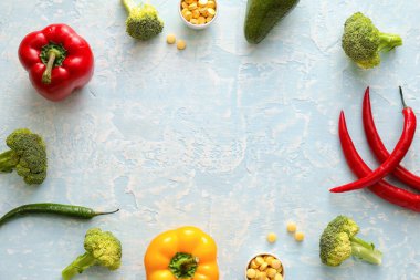 Taze sebzelerden yapılmış çerçeve ve arka planda A vitamini hapları