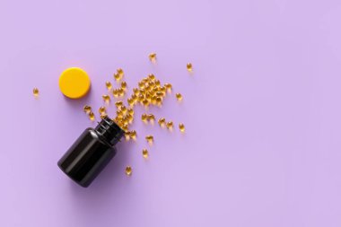 Leylak arka planında A vitamini hapları olan şişe