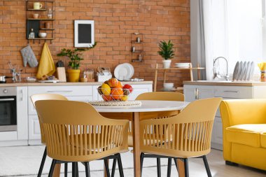 Modern mutfaktaki yemek masasında taze meyve sepeti.