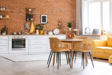 Modern mutfakta taze meyvelerle dolu yemek masası.