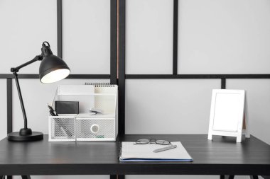 Katlama ekranın yanındaki modern işyeri