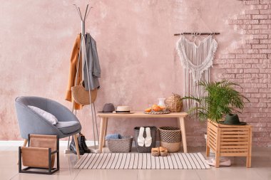 Giysileri ve halısı olan modern bir koridor.