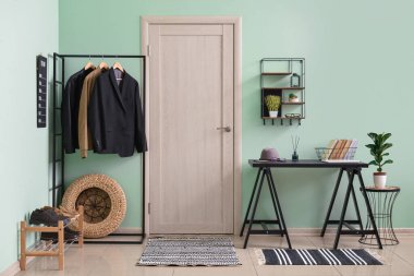 Yumuşak halılı şık bir koridor.