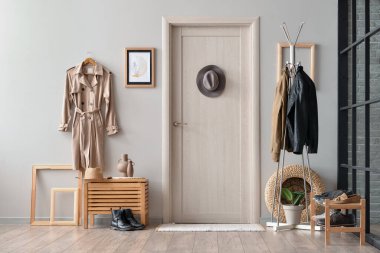 Yumuşak halılı şık bir koridor.