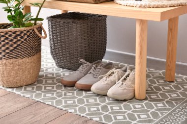 Modern koridorun içinde yerde şık bir halı var.