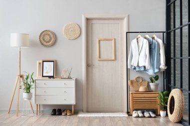 Giysileri ve halısı olan modern bir koridor.