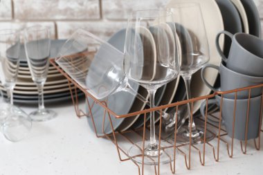 Mutfaktaki masadaki kurutucuda temiz tabaklar var.