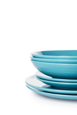 Beyaz arkaplanda mavi temiz tabak seti