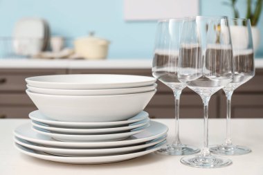 Temiz yemekler mutfakta tablo ayarlama