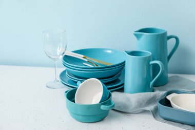 Renkli arka planda temiz tabak seti