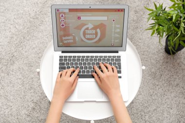 Laptop kullanan kadın teslimat hizmeti web sitesinin açık sayfasını kullanıyor, kapatıyor