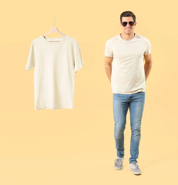 Νεαρός Άνδρας Λευκό Shirt Στο Φόντο Χρώμα — Φωτογραφία Αρχείου