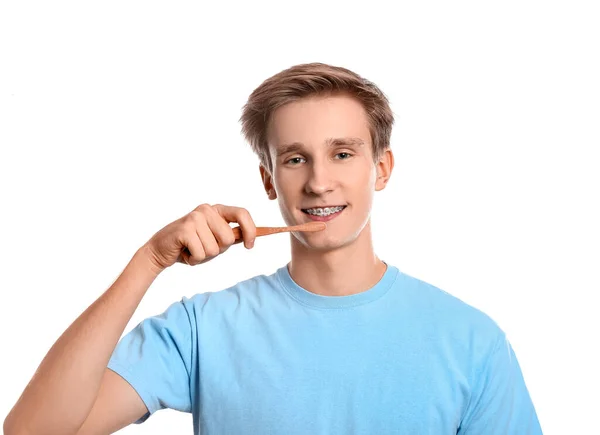 Bello Uomo Con Apparecchio Dentale Spazzolino Denti Sfondo Bianco — Foto Stock