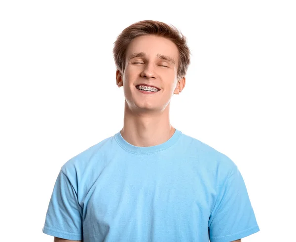 Przystojny Mężczyzna Aparatem Dentystycznym Białym Tle — Zdjęcie stockowe