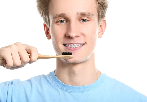 Pohledný Muž Zubními Rovnátky Zubním Kartáčkem Bílém Pozadí Detailní Záběr — Stock fotografie
