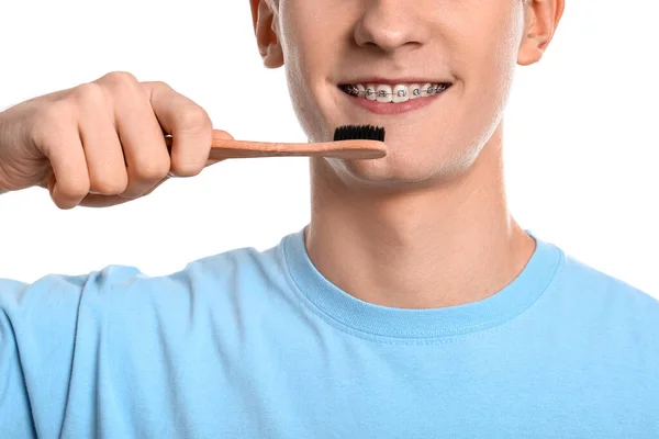 Snygg Man Med Tandställning Och Tandborste Vit Bakgrund Närbild — Stockfoto