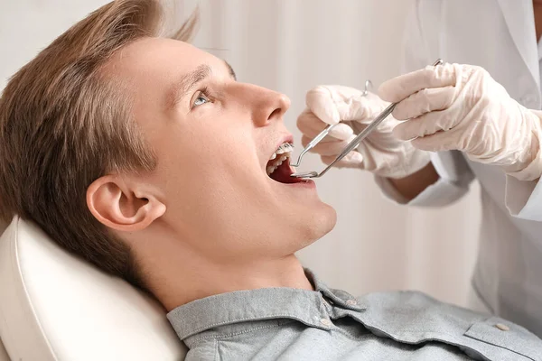 Homem Bonito Com Aparelho Dentário Visitando Ortodontista Clínica — Fotografia de Stock