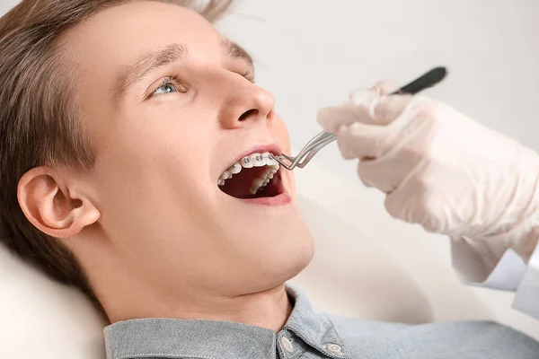 Homem Bonito Com Aparelho Dentário Visitando Ortodontista Clínica Close — Fotografia de Stock