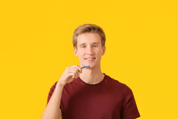 Schöner Mann Mit Zahnspange Und Zahnbürste Auf Farbigem Hintergrund — Stockfoto