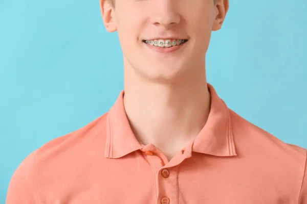Όμορφος Άνθρωπος Οδοντικά Στηρίγματα Στο Φόντο Χρώμα Closeup — Φωτογραφία Αρχείου