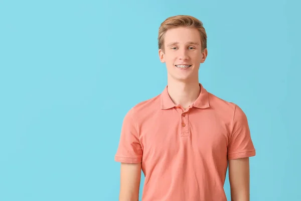 Hombre Guapo Con Frenos Dentales Sobre Fondo Color — Foto de Stock