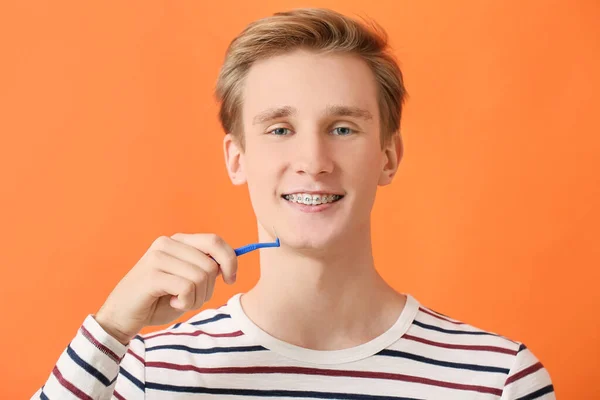 Schöner Mann Mit Zahnspange Und Zahnbürste Auf Farbigem Hintergrund Nahaufnahme — Stockfoto