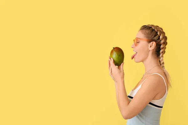 Bella Donna Mangiare Mango Fresco Sfondo Colore — Foto Stock