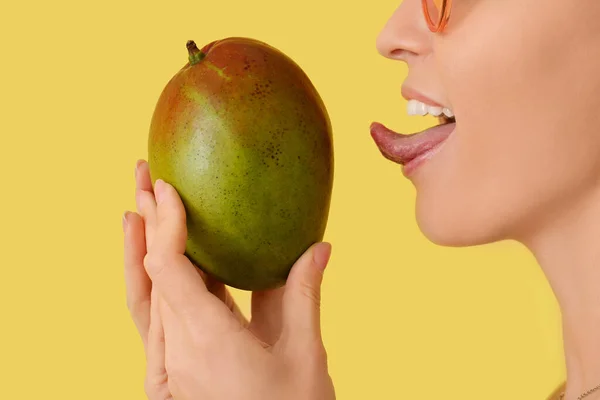 Beautiful Woman Eating Fresh Mango Color Background — Stock Photo, Image