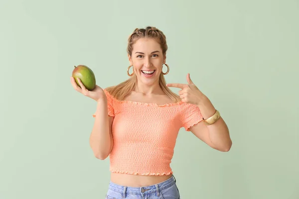 Hermosa Mujer Con Mango Fresco Sobre Fondo Verde — Foto de Stock