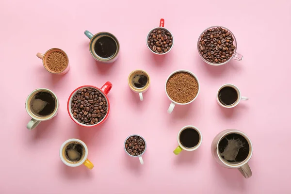 Verschillende Kopjes Met Koffie Bonen Kleur Achtergrond — Stockfoto