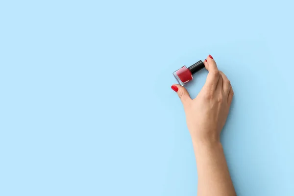 Mano Femenina Con Esmalte Uñas Sobre Fondo Color — Foto de Stock