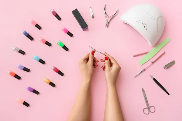 Manos Femeninas Con Cortador Manicura Herramientas Sobre Fondo Color — Foto de Stock