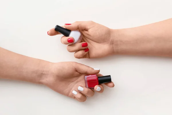 Manos Femeninas Con Manicura Hermosa Esmaltes Uñas Sobre Fondo Blanco — Foto de Stock